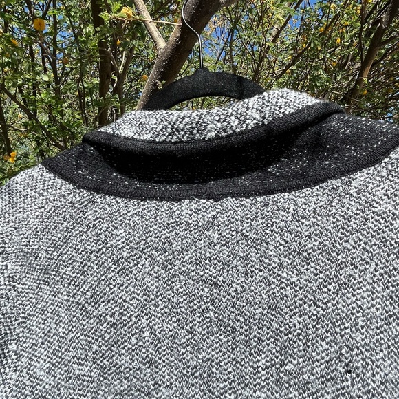 Sweater with embroidered detail - Picture 5 of 11